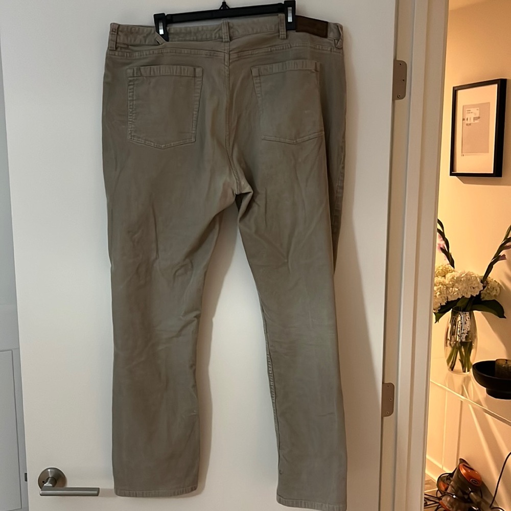 Vineyard Vines Mens Classic Fit Corduroy Pants. Size 40, 32 inseam